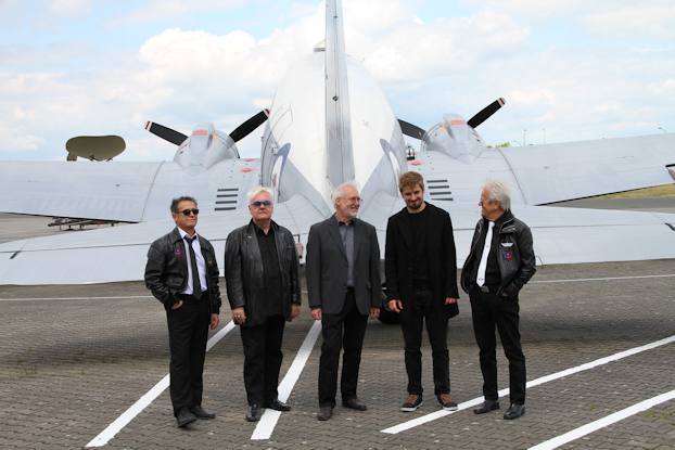 Flugplatz Gatow Gruppenfoto (hinterm Flugzeug) Wenn dieses Bild nicht angezeigt werden kann, laden Sie die Seite bitte erneut.